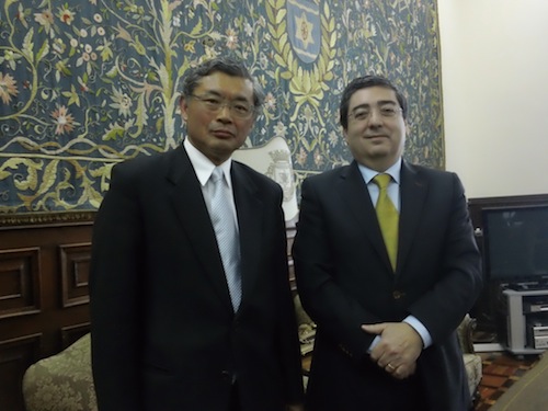 Na primeira viagem oficial à região, Hiroshi Azuma (à esquerda) encontrou-se com Vítor Pereira