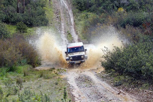 Os condutores dos todo-o-terreno saíram de estrada para experimentar a sensações de enfrentar trilhos de lama