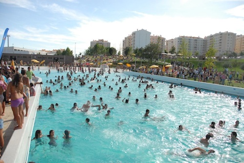 A Piscina Praia está dotada de ondas artificais