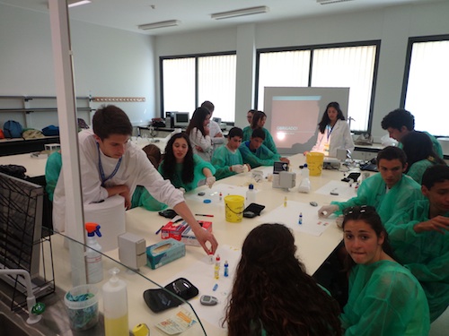 Os alunos do grupo Start Up Research (de bata branca) acompanharam os visitantes