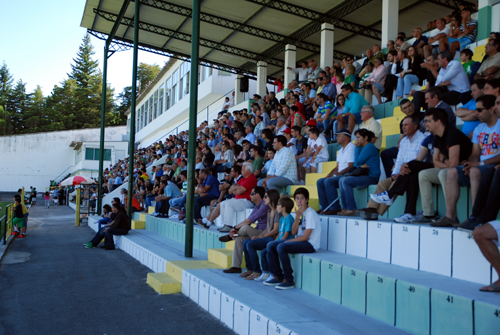 Nove anos depois do último jogo para o campeonato, os adeptos serranos voltam a receber os adversários no “velhinho” Santos Pinto