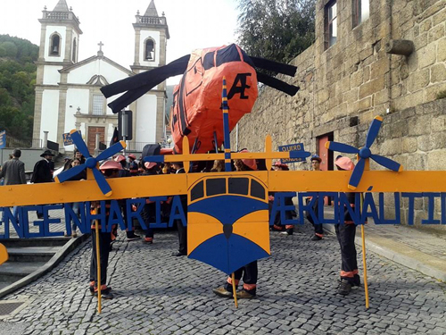 O desfile da Latada decorre durante a Semana de Receção ao Caloiro, nas ruas da Covilhã 