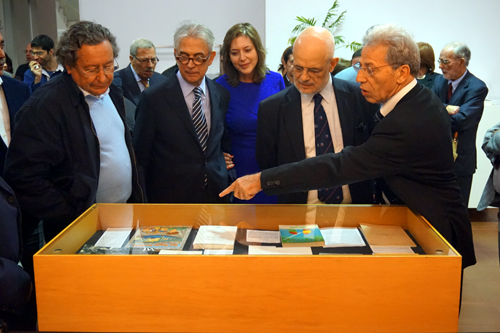Arnaldo Saraiva apresenta ao reitor da UBI algumas das obras patentes na mostra