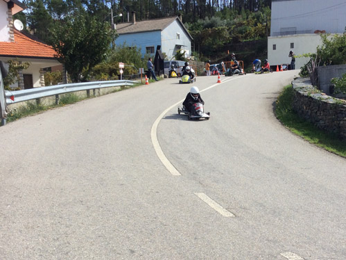 Início da descida do Campeonato Nacional de Carrinhos de Rolamentos no Sobral de S. Miguel