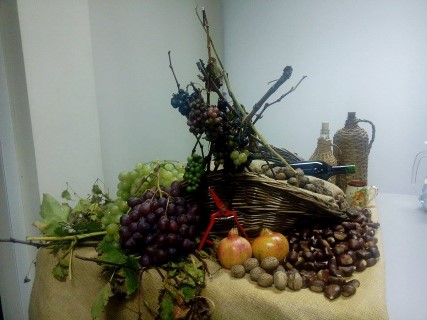 Decoração da mesa de oradores com produtos da época