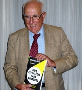 Empresário Henrique Neto, com o livro 