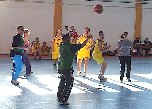 Na manhã de sábado, disputou-se a final da competição de basquetebol