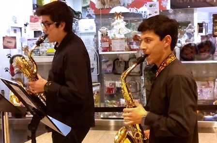 Dois dos quatro alunos que integraram o concerto de saxofones.
