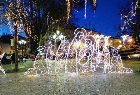 Presépio iluminado colocado na Praça da República, em Viseu.