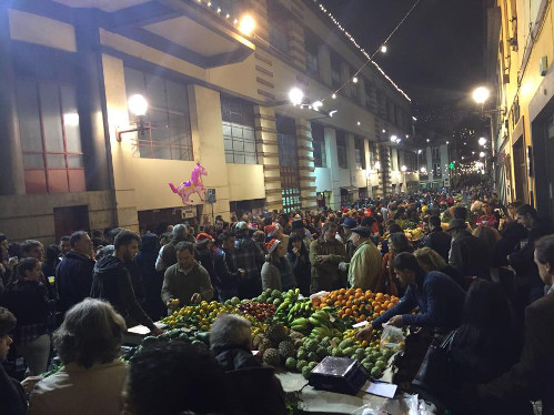 Movimento na Rua do Mercado dos Lavradores