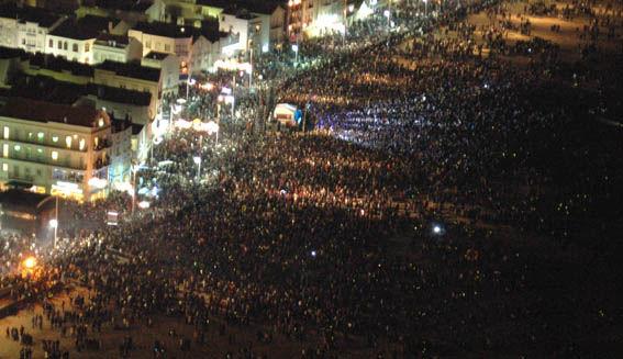 Mar de gente invade Nazaré na passagem de ano