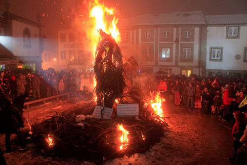 Nesta tradição da cidade mais alta, o Galo acaba sempre condenado (Foto: Blog do Núcleo de Animação Cultural da Câmara Municipal da Guarda)