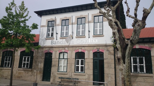 O edifício junto ao Jardim Público da Covilhã foi inaugurado como escola pública em 1903, passando a biblioteca municipal em 1916, e mais tarde também biblioteca Gulbenkian
