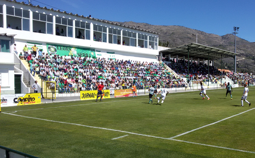 O Santos Pinto encheu para ver os “leões da Serra” vencerem o Farense por 1-0 na despedida dos jogos em casa