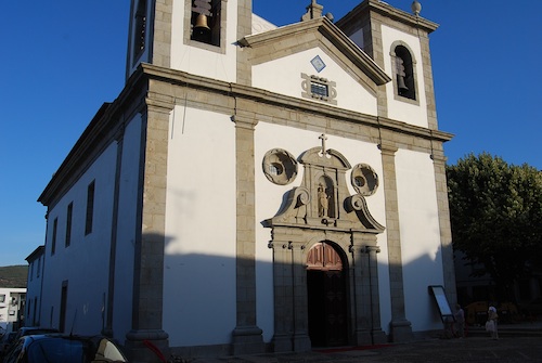 O espaço religioso recebe o concerto que começa às 18h00.