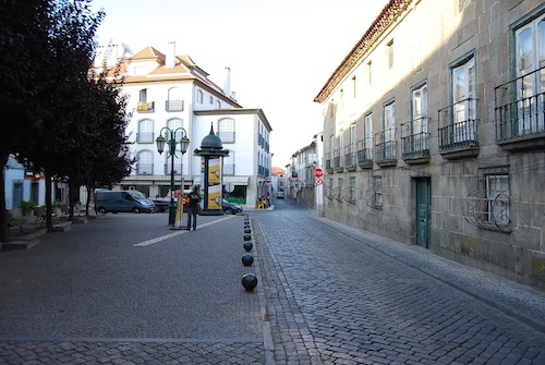 A zona antiga vai encher-se de artistas e visitantes, como tem acontecido ao longo dos últimos anos