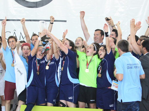 Equipa de Futsal Feminina da AAUBI Campeã Nacional Universitária em 2010/2011. Foto: FADU. 