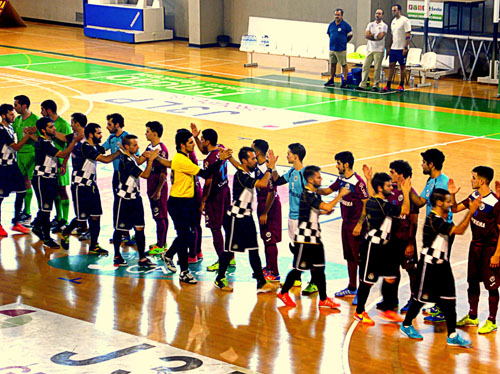 Cumprimentos entre os jogadores das equipas da Associação Desportiva do Fundão e Boavista antes do início do jogo