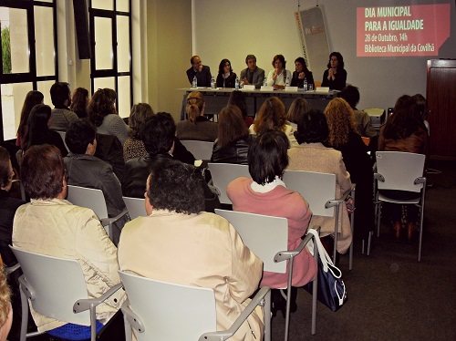 Comemoração do Dia Municipal para a Igualdade leva homens e mulheres à Biblioteca Municipal