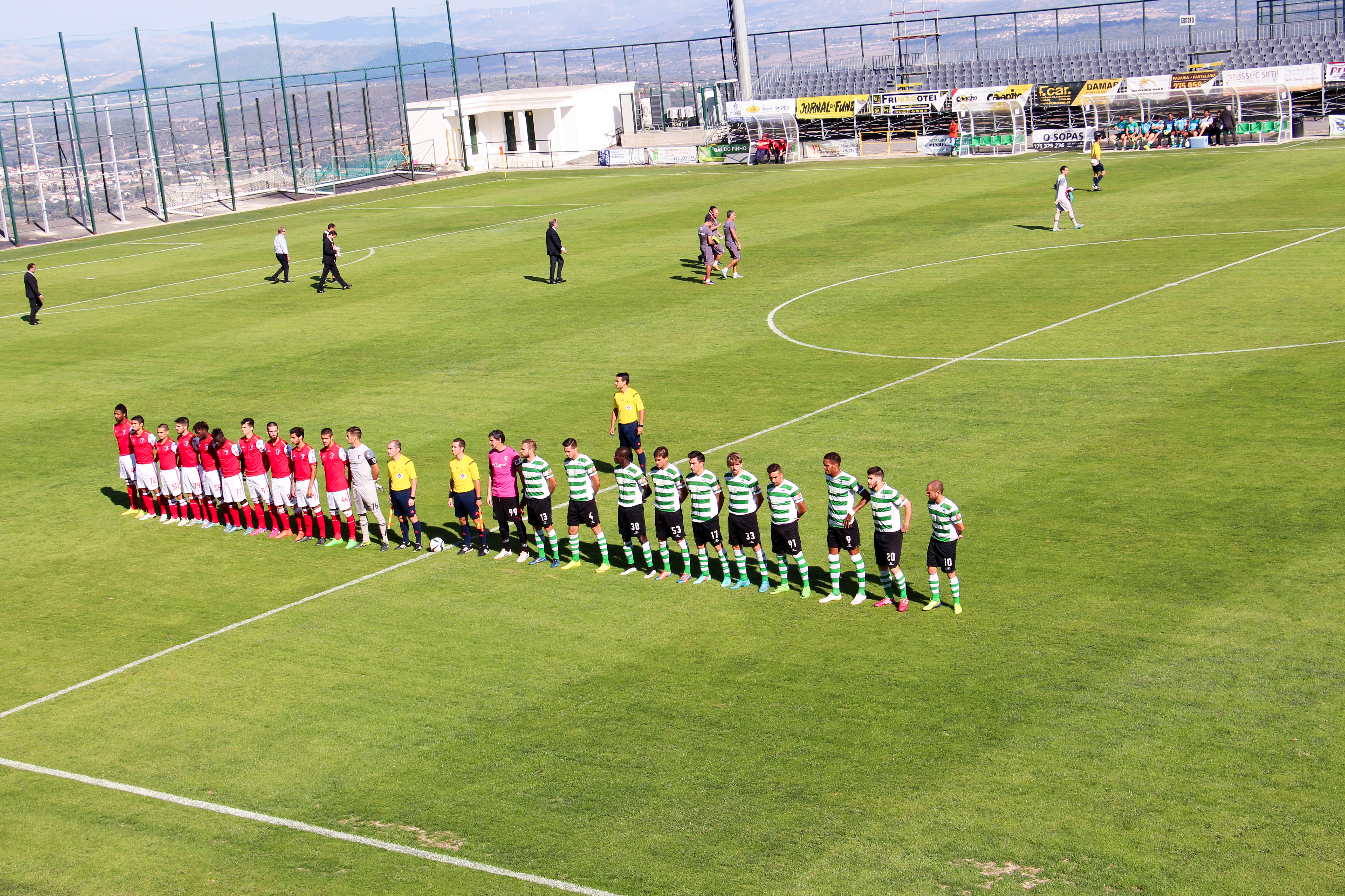 Alinhamento das equipas iniciais 