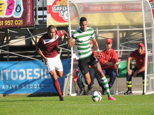 Mailó na disputa de um lance frente ao adversário. Foto: Sporting Clube da Covilhã