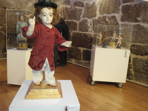 As estatuetas do menino Jesus eram vestidas com trajes da época (Menino Jesus dos 12 anos, Museu Arte Sacra, séc. XVIII).