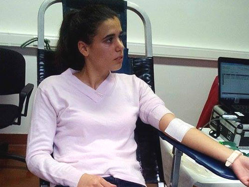 Daniela Alves, de 19 anos, dá sangue pela primeira vez