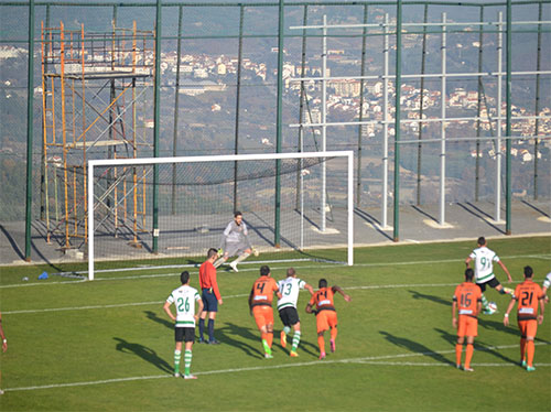 Momento em que Davidson bate a grande penalidade (Foto: Fernando Novo)