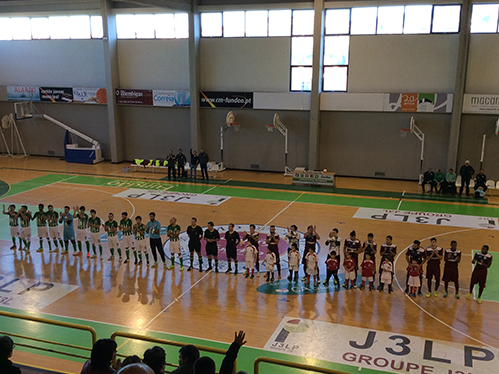 Equipas alinhadas antes do início da partida. 