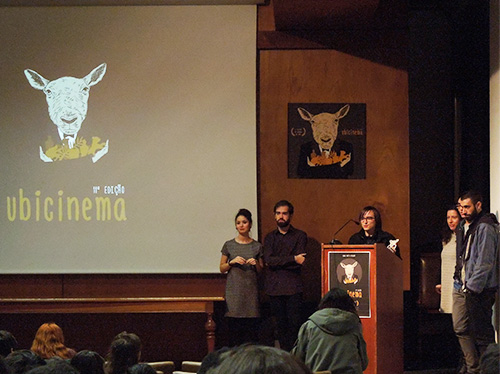 Rafael Almeida a receber um dos oito prémios do filme que realizou