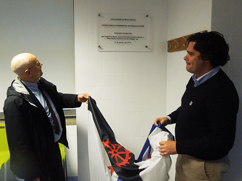 O reitor da UBI, António Fidalgo, descerrou a placa com o diretor do Centro, Francisco Brardo.