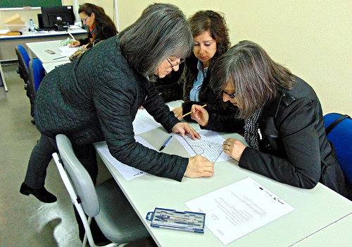 A formadora, Manuela Fazendeiro, explica às inscritas no setor da modelação como manusear o material