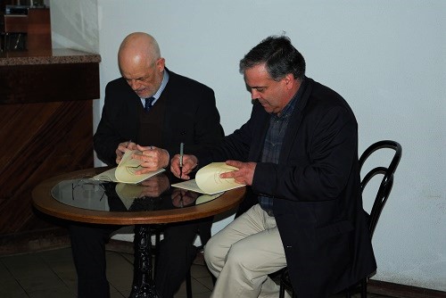 O Reitor da Universidade da Beira Interior, António Fidalgo, e o Presidente da Casa do Pessoal, Vítor Tomás Ferreira, enquanto assinavam o contrato