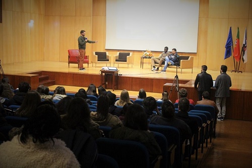 Os alunos atentos à apresentação dos comediantes Diogo Faro, Carlos Pereira e Dário Guerreiro