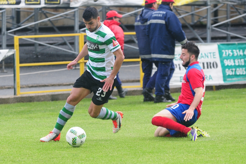 O autor dos 2 golos da tarde, Traquina, ultrapassando Mário Mendonça
Foto: Site oficial Sporting da Covilhã