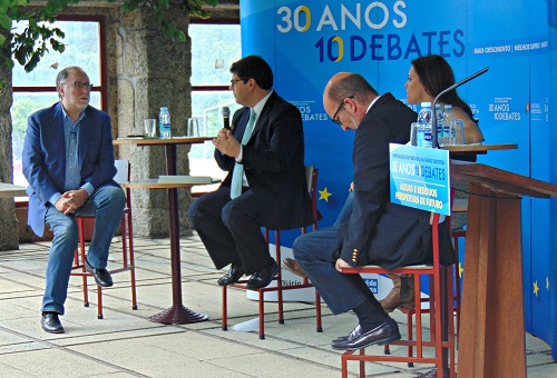 Oradores em discussão no debate 