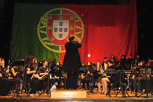 Maestro e músicos no palco do auditório do Teatro Municipal da Covilhã
