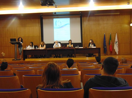 Susana Batista (primeira do lado esquerdo) dá início à sessão. O diretor do Hospital Pêro da Covilhã, João Casteleiro (ao centro) faz a abertura da conferência.