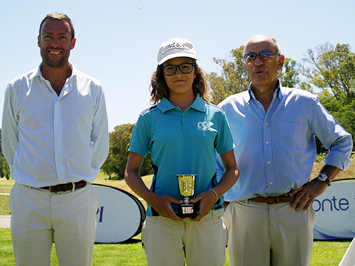 Sofia Barroso Sá com o troféu de campeã nacional sub-12