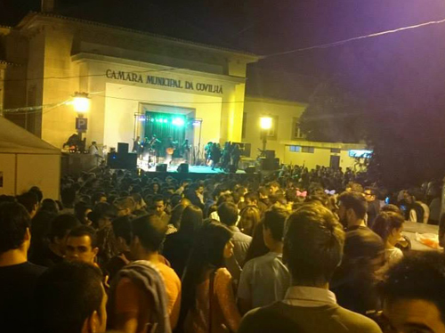 O concurso de bandas e dj's da AAUBI reuniu centenas de espectadores no centro histórico da Covilhã. Foto: Banda da Covilhã.
