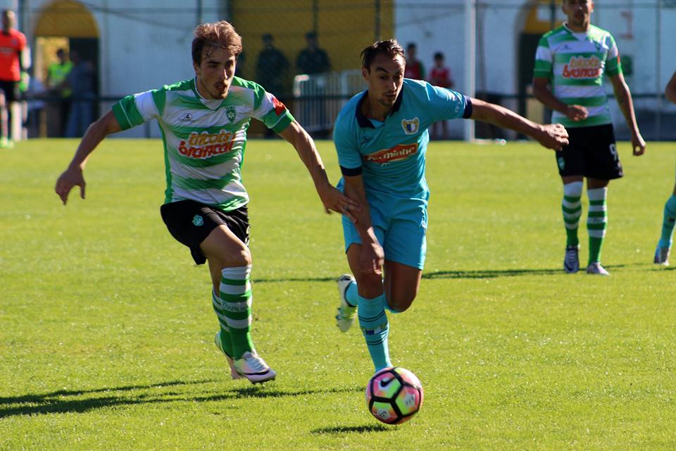 Mike disputa o esférico com Vítor Lima.
Créditos: F.C. Famalicão