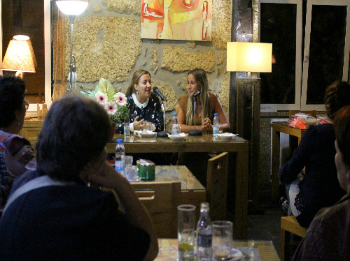A convidada Ágata Roquette (à direita) em conversa com a nutricionista covilhanense Patrícia Gabriel (à esquerda).