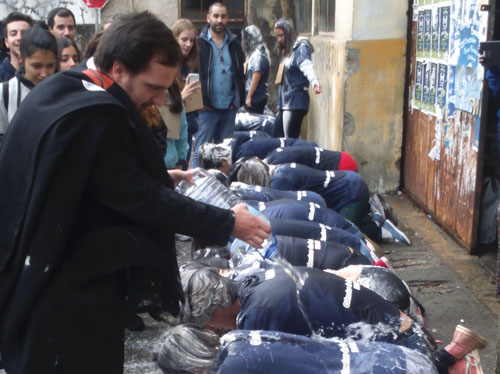 Imperatorum batiza os caloiros com água e farinha