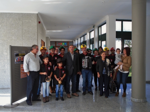 Grupo de Cantares Terras do Volfrâmio com o sr. vereador da cultura da Câmara Municipal da Covilhã, Jorge Torrão (foto de João Alves Correia)
