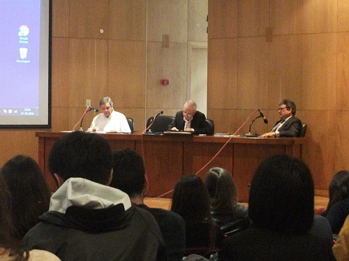 Início do primeiro painel da conferência “Crises da Democracia e Media” com a intervenção inicial de José Rebelo.