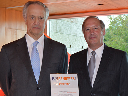 Prémio BPI Seniores foi entregue pelo presidente executivo daquele banco, Fernando Ulrich (à esquerda) ao vice-presidente da Mutualista, Fernando Alexandre (à direita)