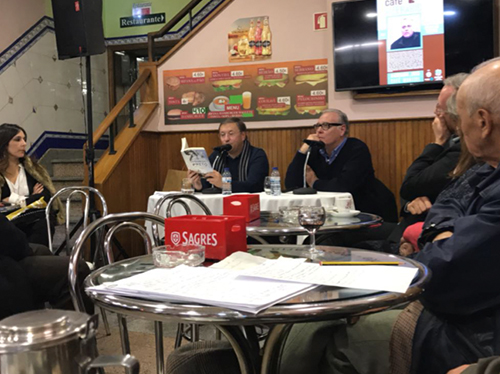 El escritor João Morgado leyendo parte de Ouro Preto, junto a Sérgio Luís de Carvalho, autor de la obra