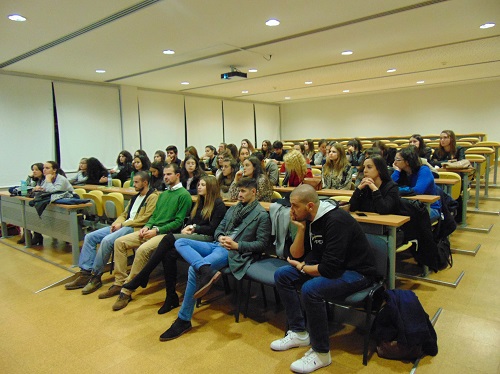 Participantes assistem à sessão