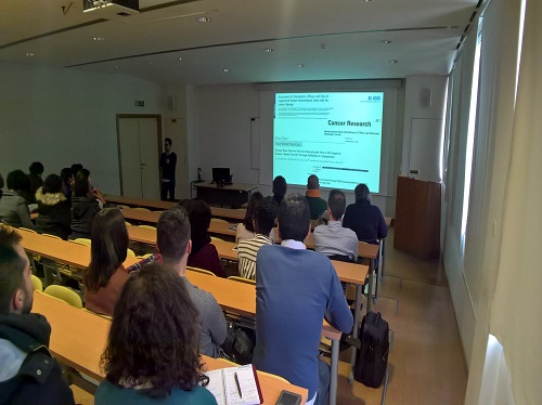 Vítor Gaspar durante a sua apresentação, que aposta vigorosamente na utilização de nanomedicinas para um combate eficaz ao cancro (foto de João Alves Correia)