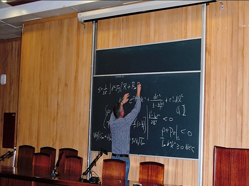 Francisco Cardoso descreve a sua descoberta relacionada com buracos de verme através de equações à plateia de colegas cientistas (foto de João Alves Correia)